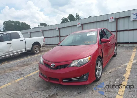 2014 Toyota Camry Se z USA, uszkodzony, nr VIN 4T1BF1FK2EU757824